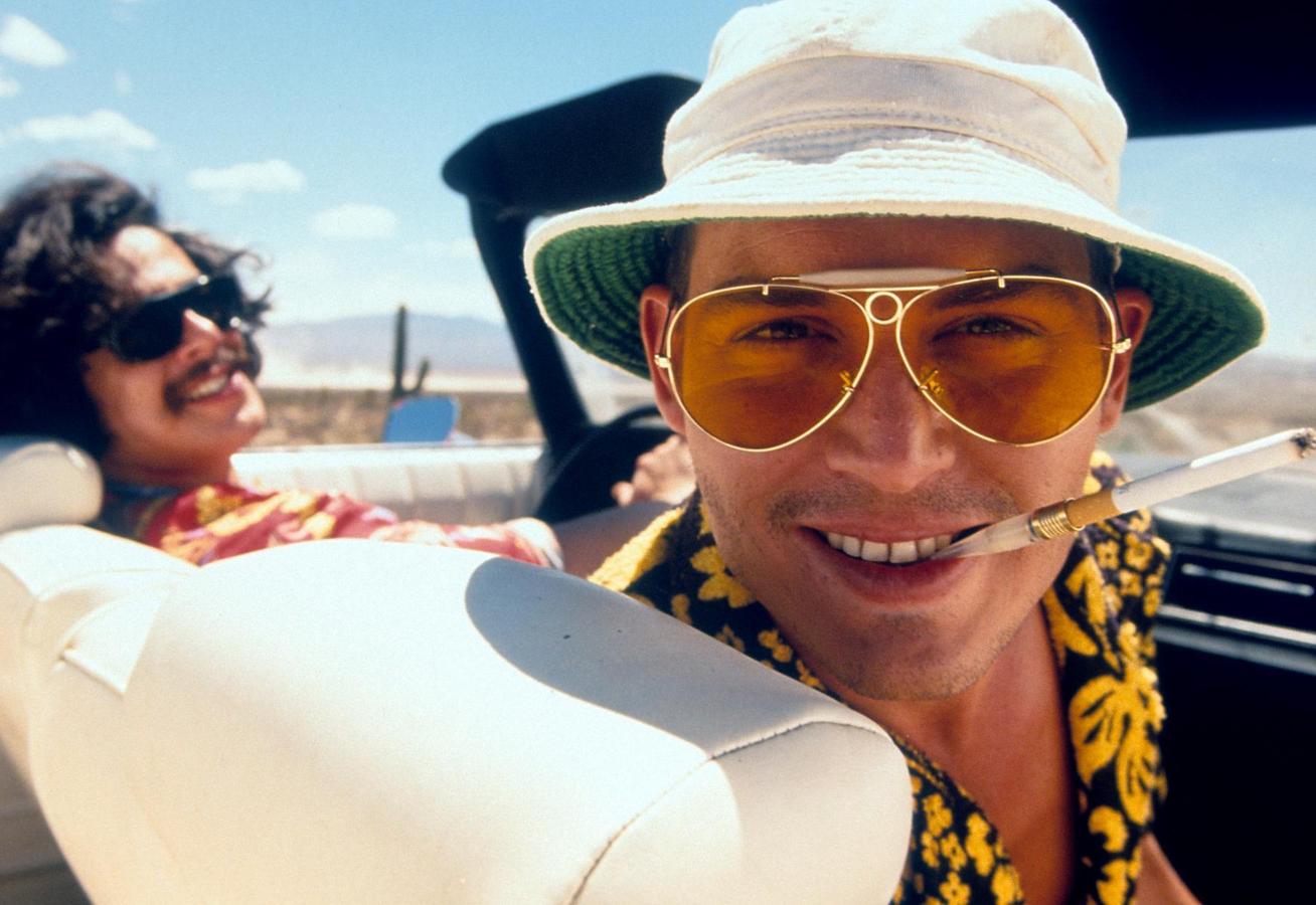 Uno de los dispendios más sonados de Depp fue pagarle el entierro al periodista y escritor Hunter S. Thompson. Autor de dos de los libros en los que se basan dos películas que protagonizó: Miedo y Asco en las Vegas y Los diarios del ron, se hizo íntimo de Depp y se corrieron unas memorables y excéntricas juergas. El escritor había pedido que dispararan sus cenizas al espacio acompañado de fuegos artificiales. Y así lo hizo cuando Thompson se suicidó: con un cañón que costó tres millones de dólares.