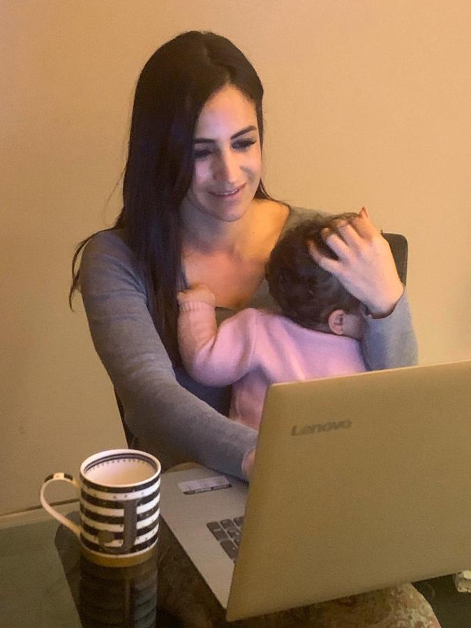 ¿Cómo sobrelleva Begoña Villacís, vicealcaldesa de Madrid, el confinamiento? "Estoy en casa con mis hijas Paula, Jimena, Inés..., toda la familia, sobrellevándolo como podemos, la verdad. Intento mantenerme muy activa, hago de todo, hasta deporte, trabajo mucho...". Sus declaraciones completas,  en este link .