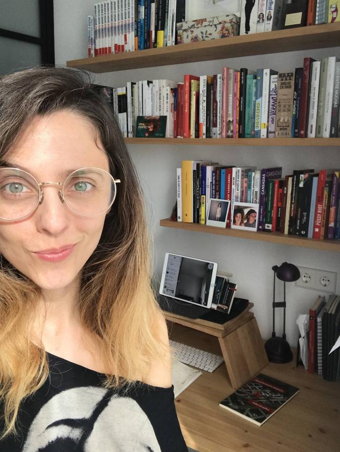 La actriz, directora y guionista Leticia Dolera de mudar cuando se decretó el estado de alerta. Con la casa a medio decorar, continúa adelante con sus proyectos desde el confinamiento: "Estoy trabajando en la segunda temporada de mi serie, 'Vida perfecta', y conecto con Manuel Burque, el coguionista, por videoconferencia".