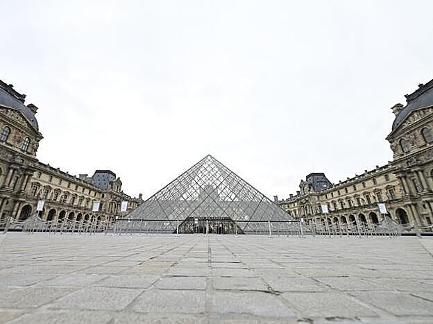 El museo de Louvre de París, totalmente vacío.