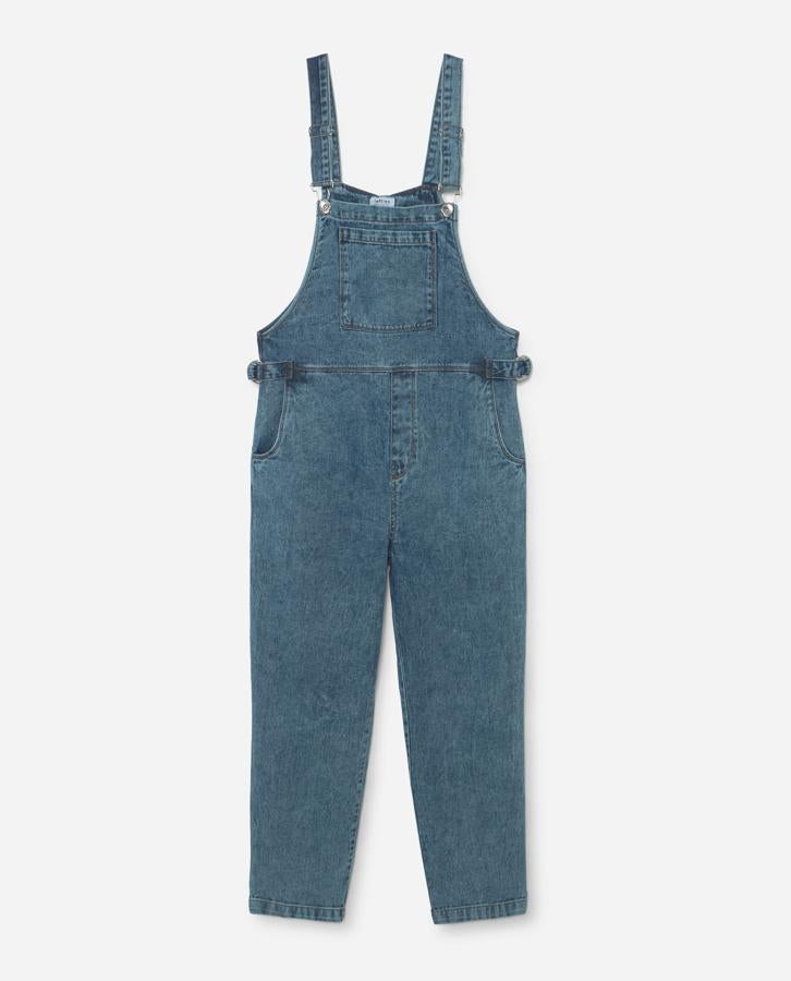 Famosas e influencers son las encargadas de demostrarnos, temporada tras temporada, lo genial que puede ser un peto denim como este. Con bolsillo central y ajustes laterales, está disponible en azul o negro. Cuesta 22,99 euros.