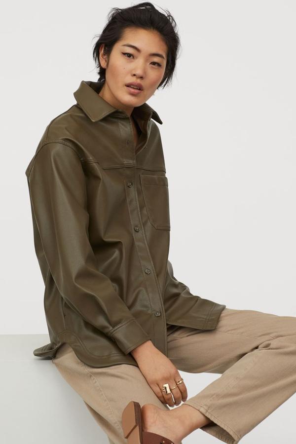En color caqui, este modelo oversized Muyes de H&M (39,99 euros).