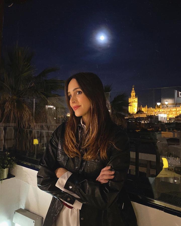 Rocío Osorno se hizo con un modelo desgastado de la temporada pasa de Zara. Una sobrecamisa larga que combinó con una camisa blanca.