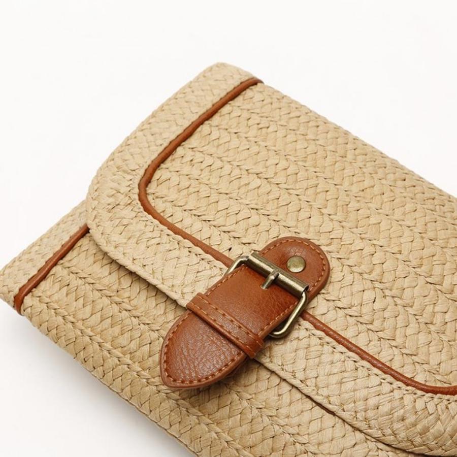 En Misako hemos encontrado las bandoleras perfectas para unir el estilo urbano y el verano, bandoleras de rafia. Una de nuestras favoritas es esta, confeccionada con rafia sintética. Tiene la solapa redondeada con cierre en hebilla marrón, a tono con las finas decorativas que la recorren. Cuesta 19,99 euros.