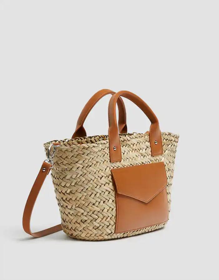 No hay verano que se precie sin un bonito capazo con el que ir a la playa o a donde se nos antoje. Este de Pull & Bear viene con un bolsillo marrón exterior con solapa, asas cortas y larga a juego y un precio de 25,99 euros.