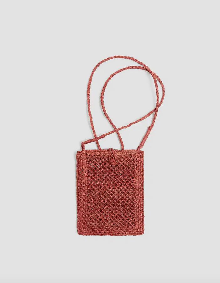 Para las que salen de casa con lo justo Pull & Bear tiene este portamóvil en rafia roja perfecta para nuestros estilismos más primaverales. Cuesta 12,99 euros.