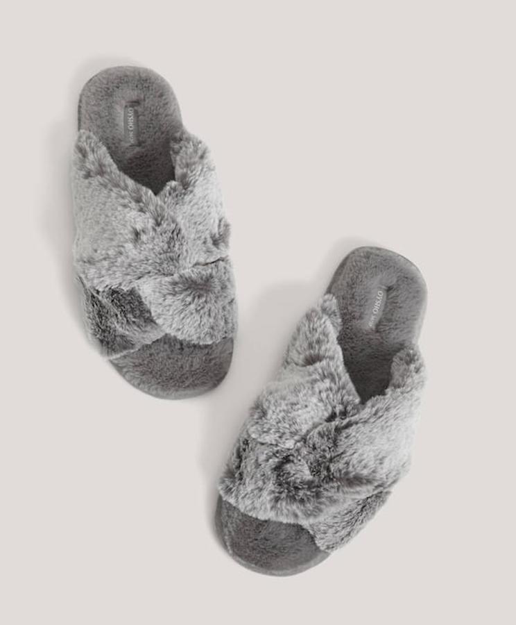 Si no puedes esperar al fin de la cuarentena para ponerte unas sandalias, estas de Oysho en color gris con pelo jaspeado son ideales. De 15,99 euros han pasado a 11,19 euros y están disponibles en todos los números entre el 34 y el 41.