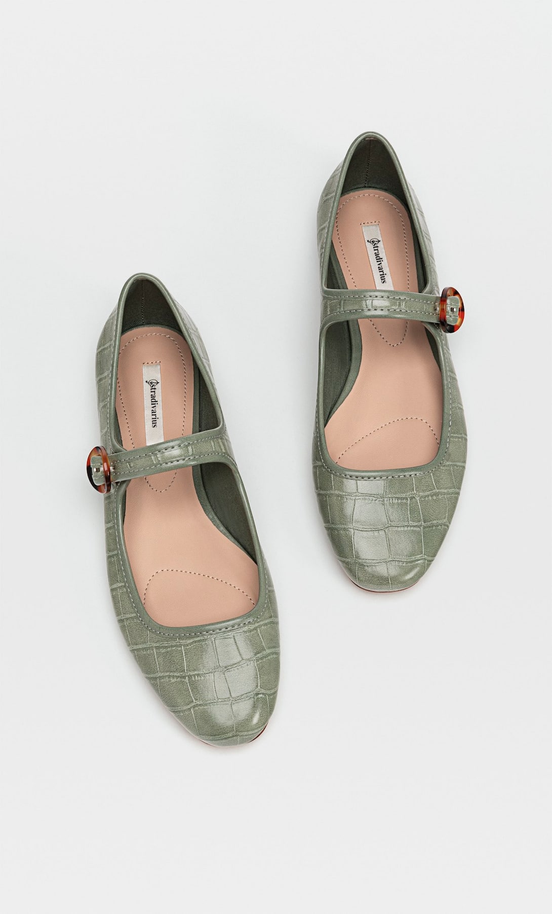 Bailarinas verde agua con grabado efecto cocodrilo y hebilla de carey. Un must de la nueva colección de Stradivarius que está a punto de agotarse. (25,99 euros).