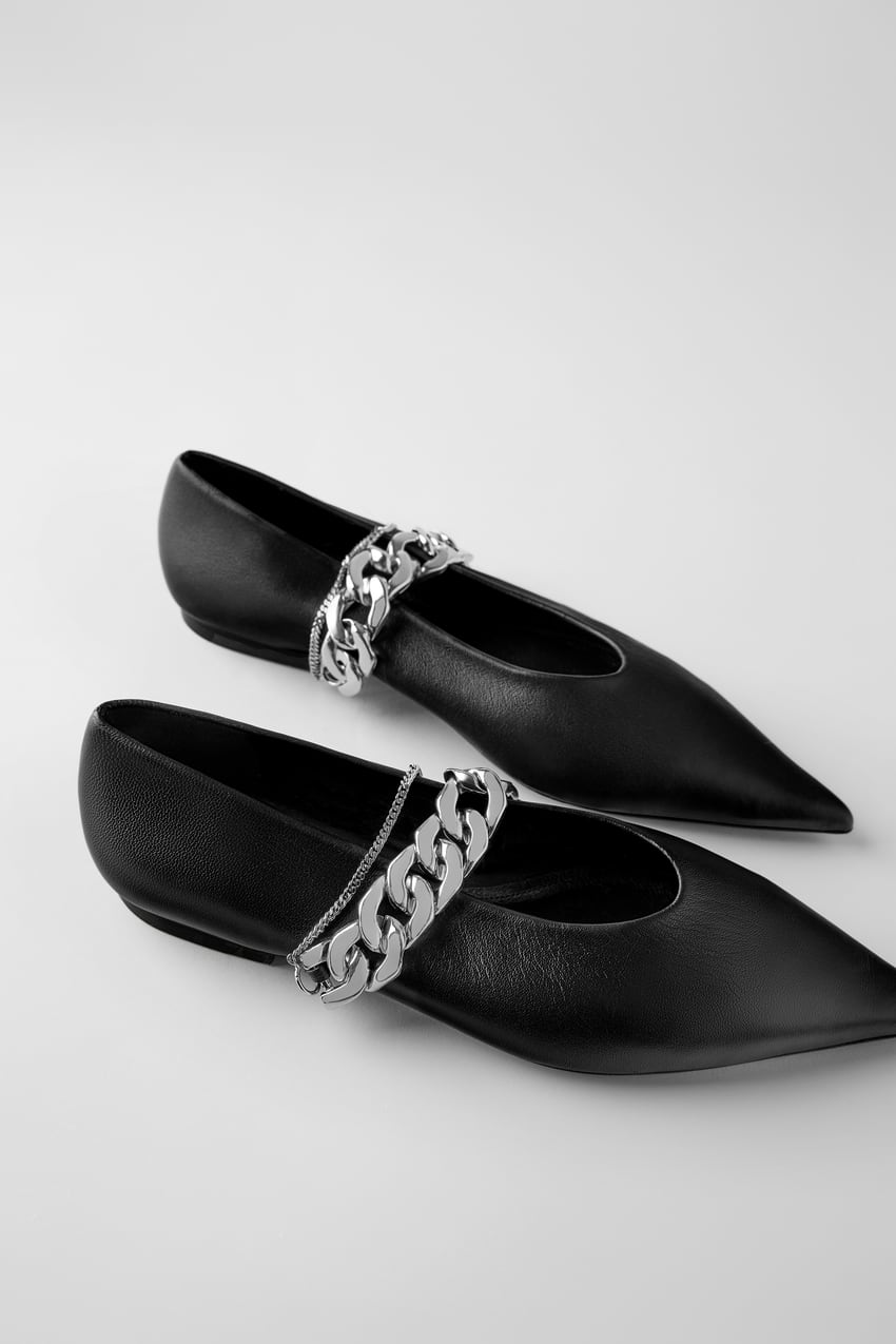 Endurece el look y dale un toque grunge con estas bailarinas negras de piel con cadenas en el empeine. De Zara. (75,95 euros).
