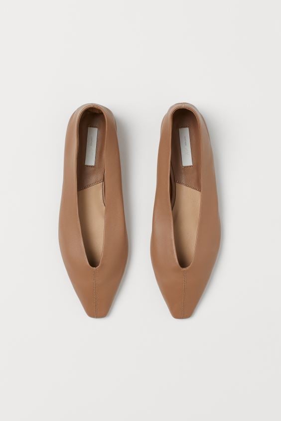 Bailarina con escote en tono crudo, perfecta para alargar visualmente las piernas. (39,99 euros).