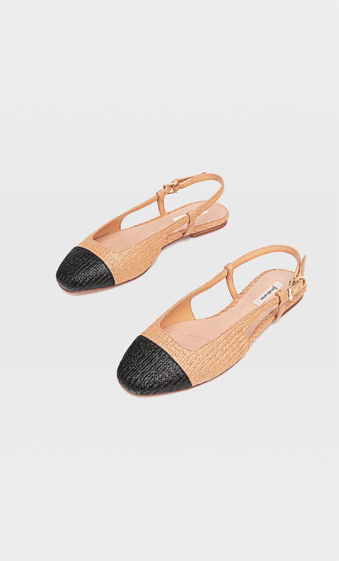 Bailarinas rafia bicolor de Stradivarius. (25,99 euros).