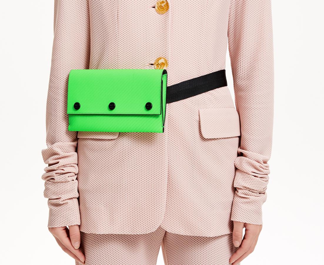 Esta riñonera minimalista puede ser tu perfecta aliada para conciertos o festivales. Es de Bimba y Lola y consigue que la piel se vea más moderna que nunca (155€)