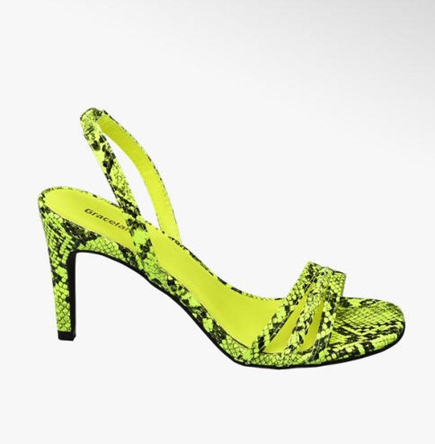 Las hermanas Jenner han hecho una colaboración con Deichmann en la que los complementos flúor son los claros protagonistas, nos quedamos con su modelo Graceland en amarillo con estampado de serpiente (24,90€).