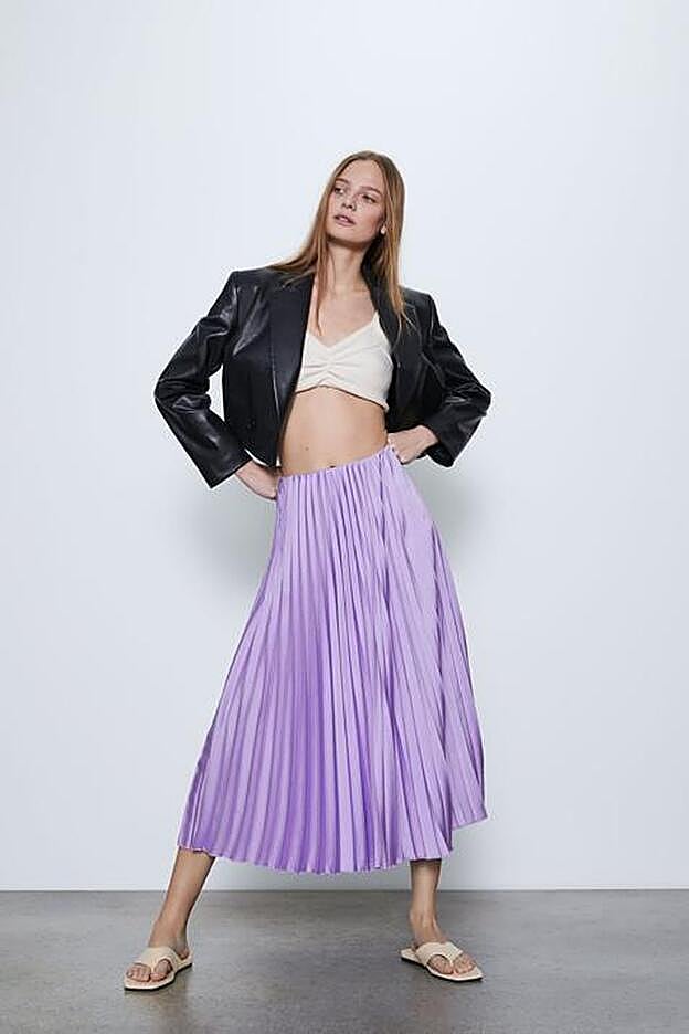 Hemos caído rendidas ante esta falda midi plisada de Zara que tiene el color de moda: el lila.