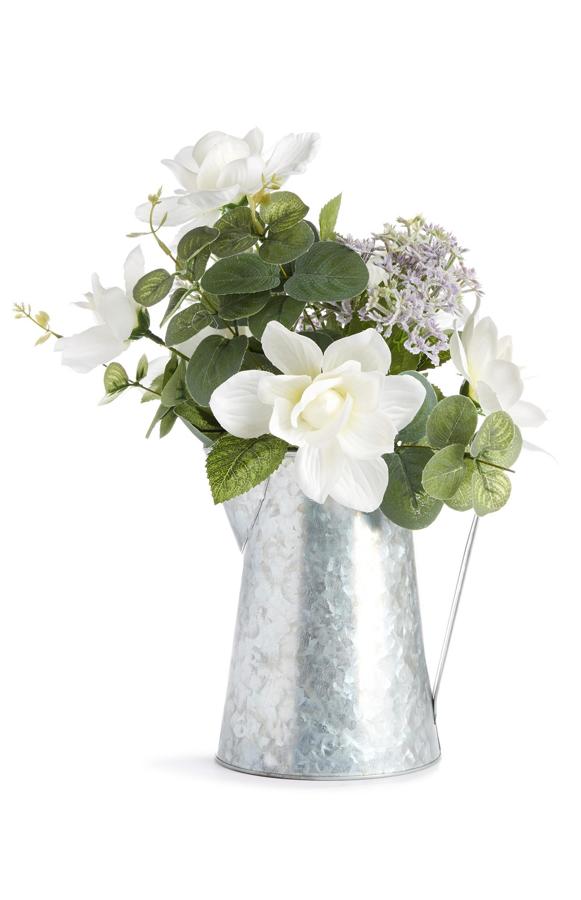 Si lo que quieres es conseguir un ambiente diferente y alegre, hazte con flores artificiales. Por 12 euros, Primark nos ofrece esta composición en una jarra de lata.