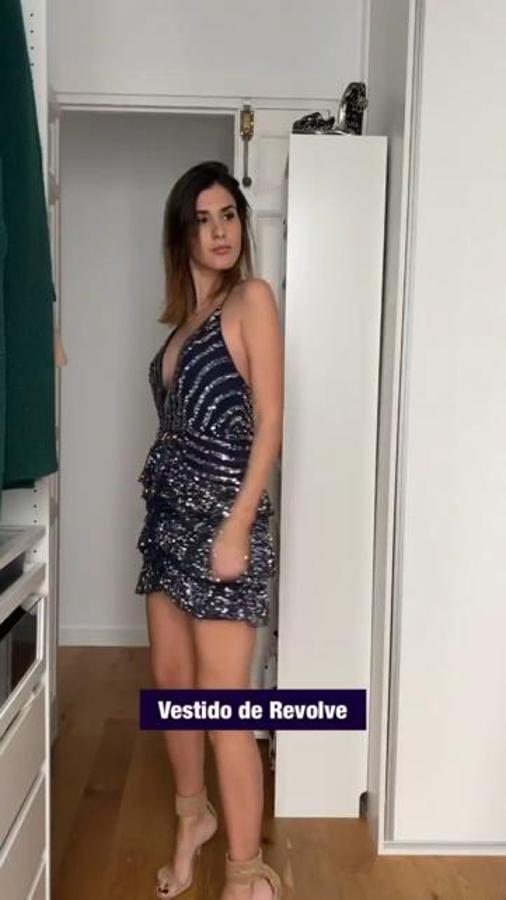 Si tu evento es de noche y quieres apostar por un look sexy, este vestido de Revolve solucionará todos tus probelmas. Un diseño con lentejuelas plateadas de tirantes, escote en pico y falda con volantes.