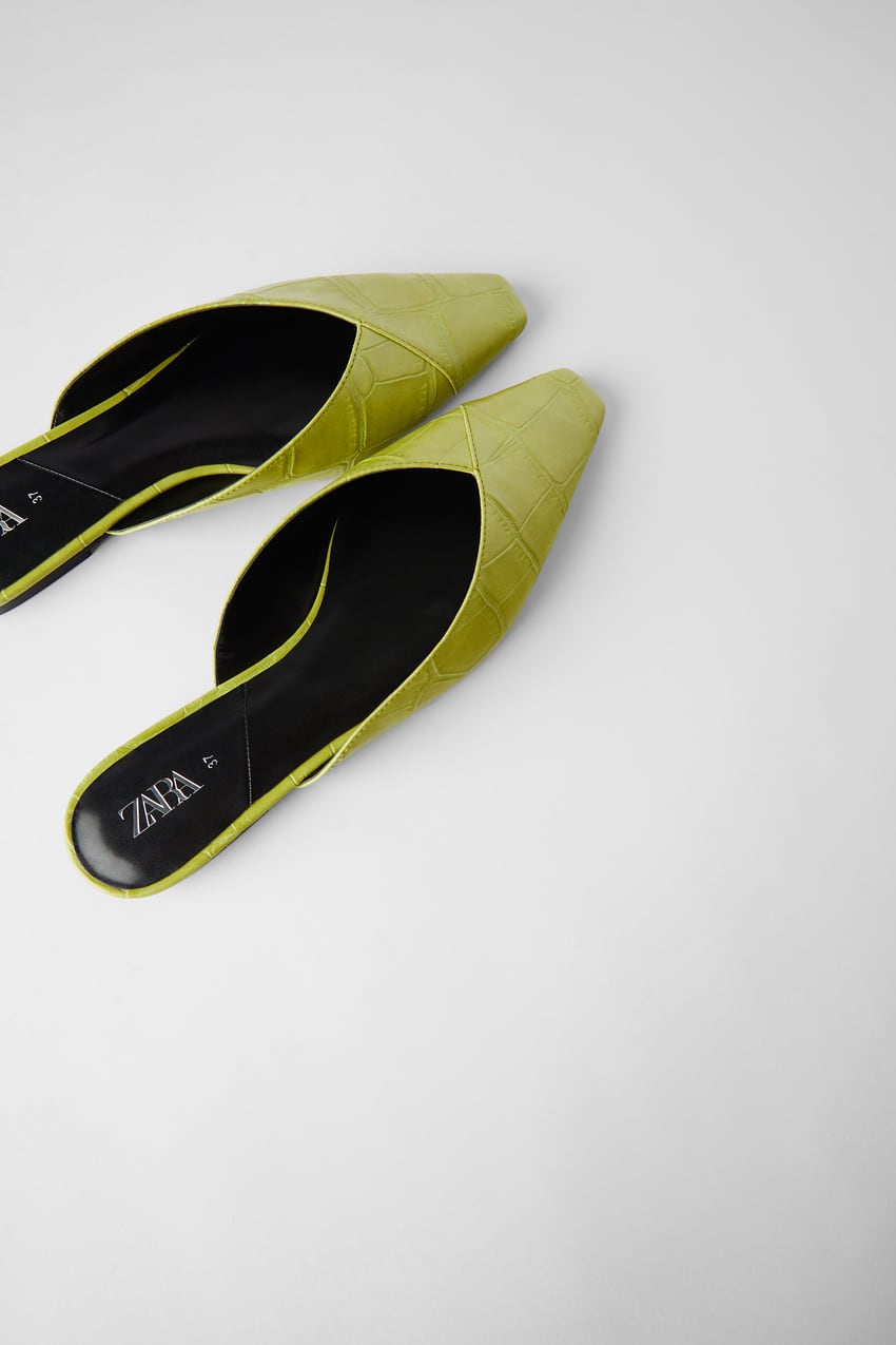 Mules destalonados verde lima con estampado animal de Zara. (25,95 euros).