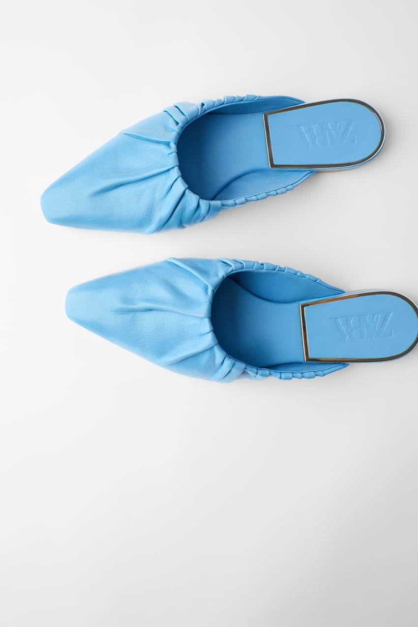 Da color a tus outfit con estos mules azules de piel fruncida y punta cuadrada. De Zara. (45,95 euros).
