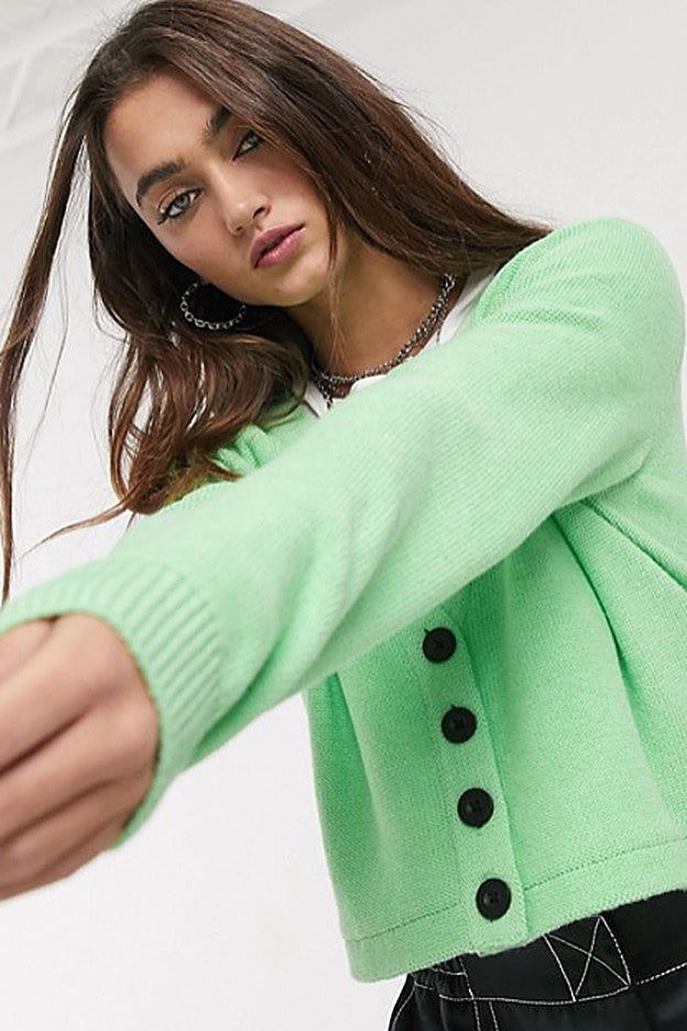 Vibrante chaqueta de punto mini de color verde disponible en Asos.