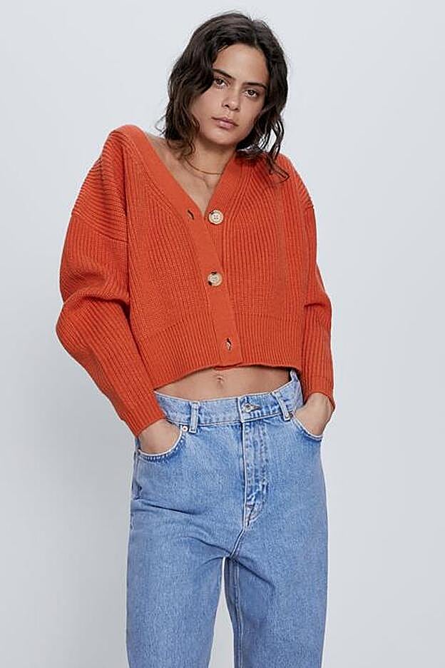 Aún queda una talla de este cárdigan de Zara, disponible además en fucsia.