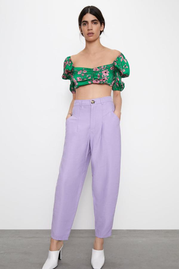 El buque insignia del Grupo Inditex se ha propuesto que esta primavera mostremos tripa, y nos propone este cuerpo cropped en verde con flores rosas, manga abullonada y escote de pico. Disponible desde la talla XS a la XXL, tiene un precio de 22,95 euros.