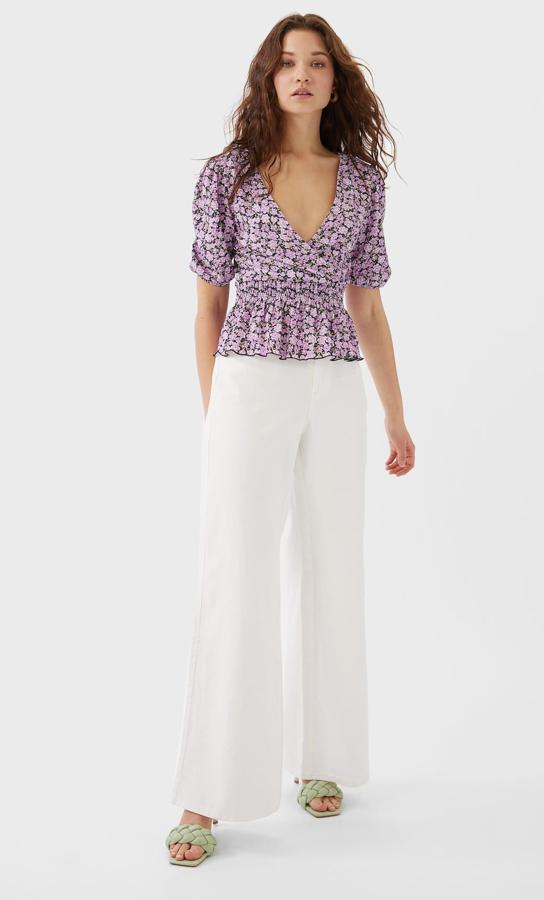 Este escotado top de flores ha causado sensación en Stradivarius. Con elástico en la cintura, está disponible también en color vainilla y negro. Cuesta 12,99 euros y disponibilidad en las tallas S, M y L.