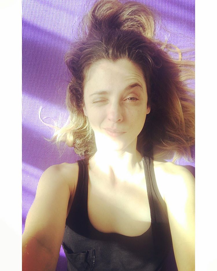 Leticia Dolera también ha sido otra de las famosas criticadas por las redes sociales por un polémico comentario. Esta vez en Twitter al decir lo que pensaba sobre la donación de mascarillas de Amancio Ortega a los hospitales: "¡¡Qué bien lo de las mascarillas!! Ojalá coja carrerilla y luego tribute en España, pague sueldos dignos y haga contratos fijos a sus trabajdorxs".