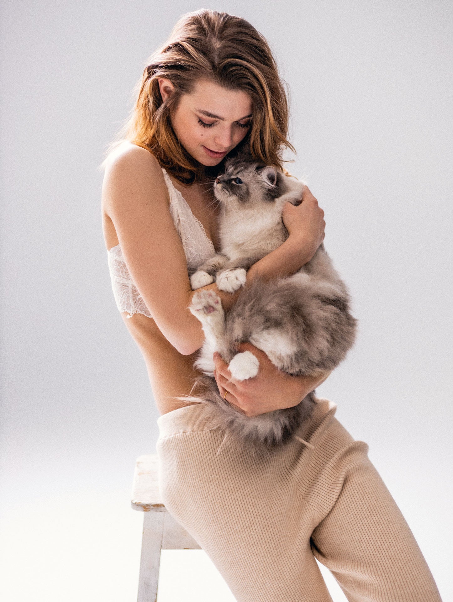 Sujetador de Black Limba, pantalón de Mango y anillo de Aristocrazy.