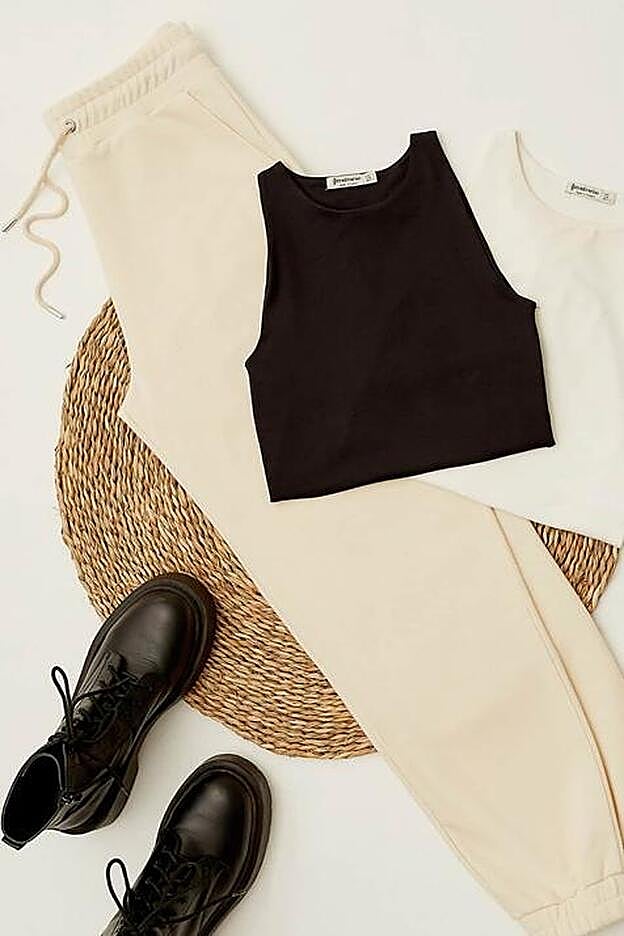 Nos gusta muchísimo el conjunto de jogger y camiseta con hombreras de Stradivarius.