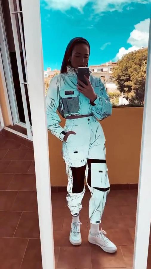 El más atrevido. Conjunto deportivo reflectante de Bershka con pantalón cargo y chaqueta cropped.