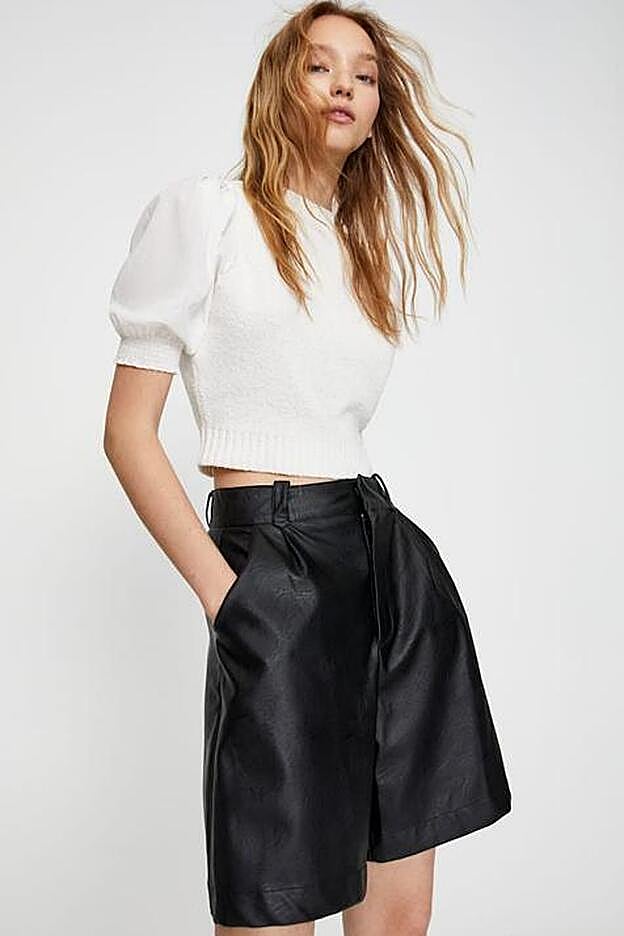 Fantástica combinación de bermudas efecto piel y jerse de manga corta.