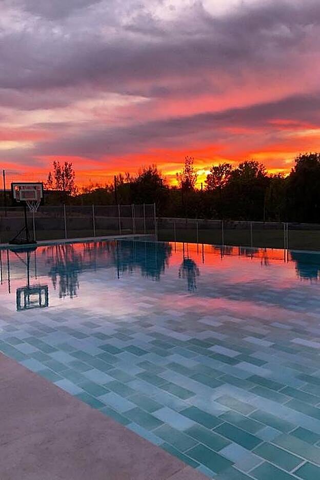 El jardín de la vivienda es espectacular, y destaca esta enorme piscina.