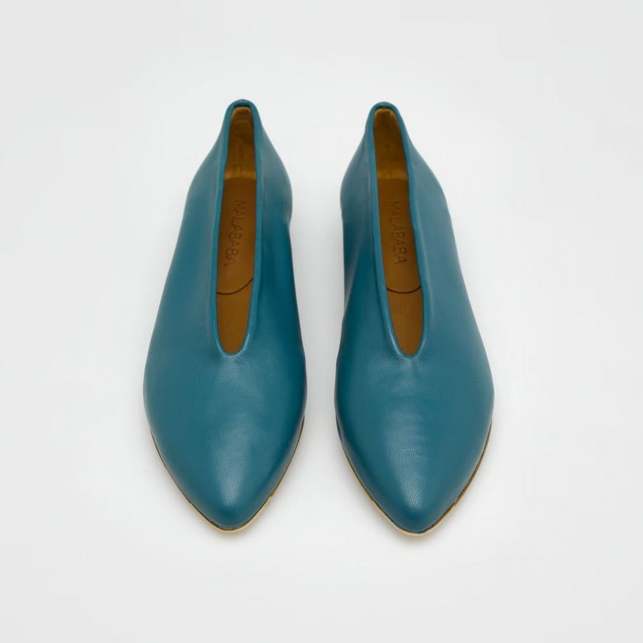 Nos gusta lo clásico pero siempre con un toque especial. Pues este modelo de Malababa es justo lo que más nos gusta: la bailarina de toda la vida, con un ligero tacón (apenas dos centímetros) y una gama de colores ireesistibles (160 euros).