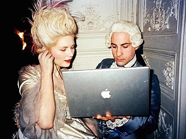 Tienes derecho a querer estar sola. ¿Pasa algo si una tarde no te apetece hacer una videoconferencia con todas tus amigas?