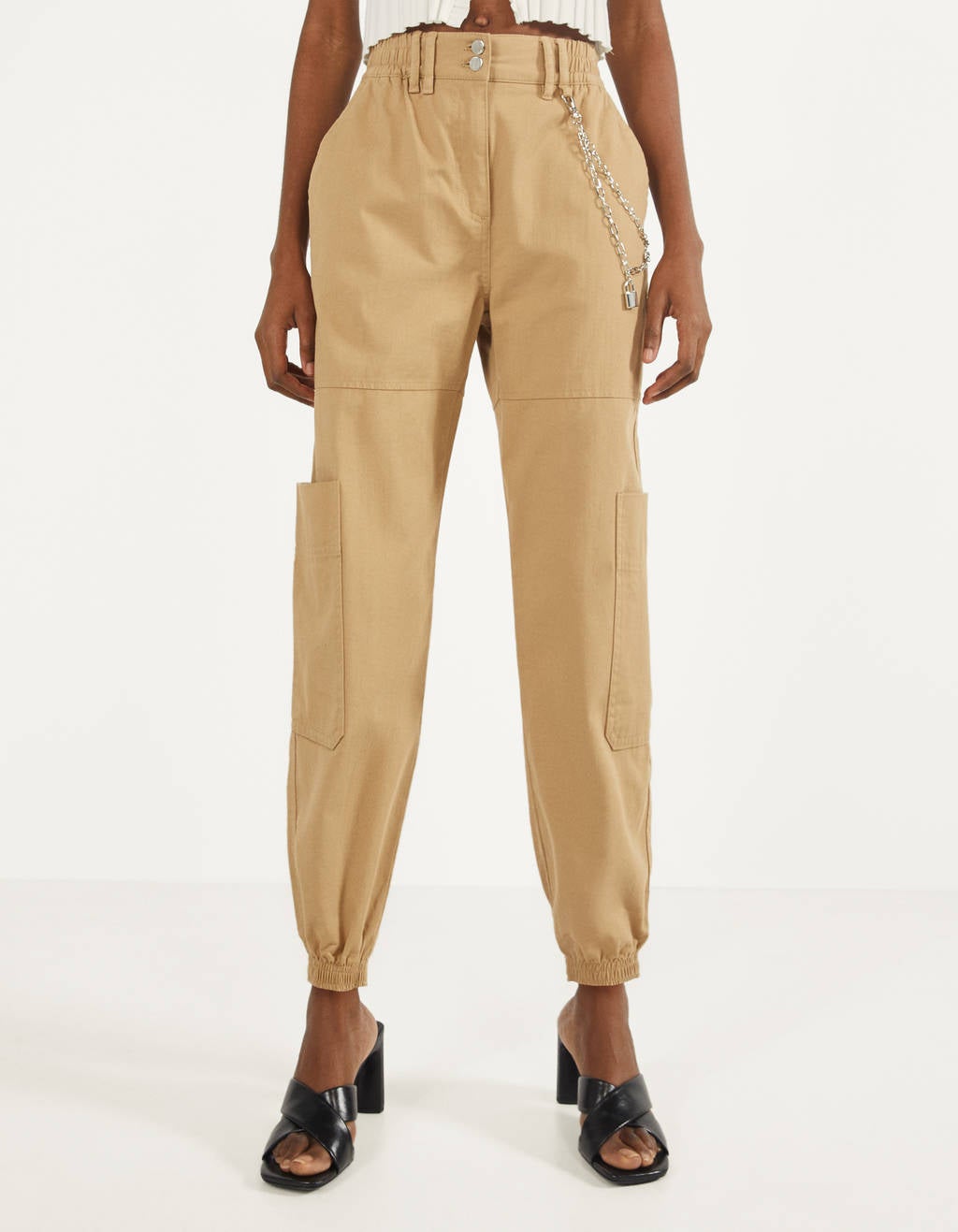 El diseño cargo también se cuela en este modelo jogger de Bershka. (22,99 euros). Combínalos con deportivas o... ¡con sandalias de tacón!