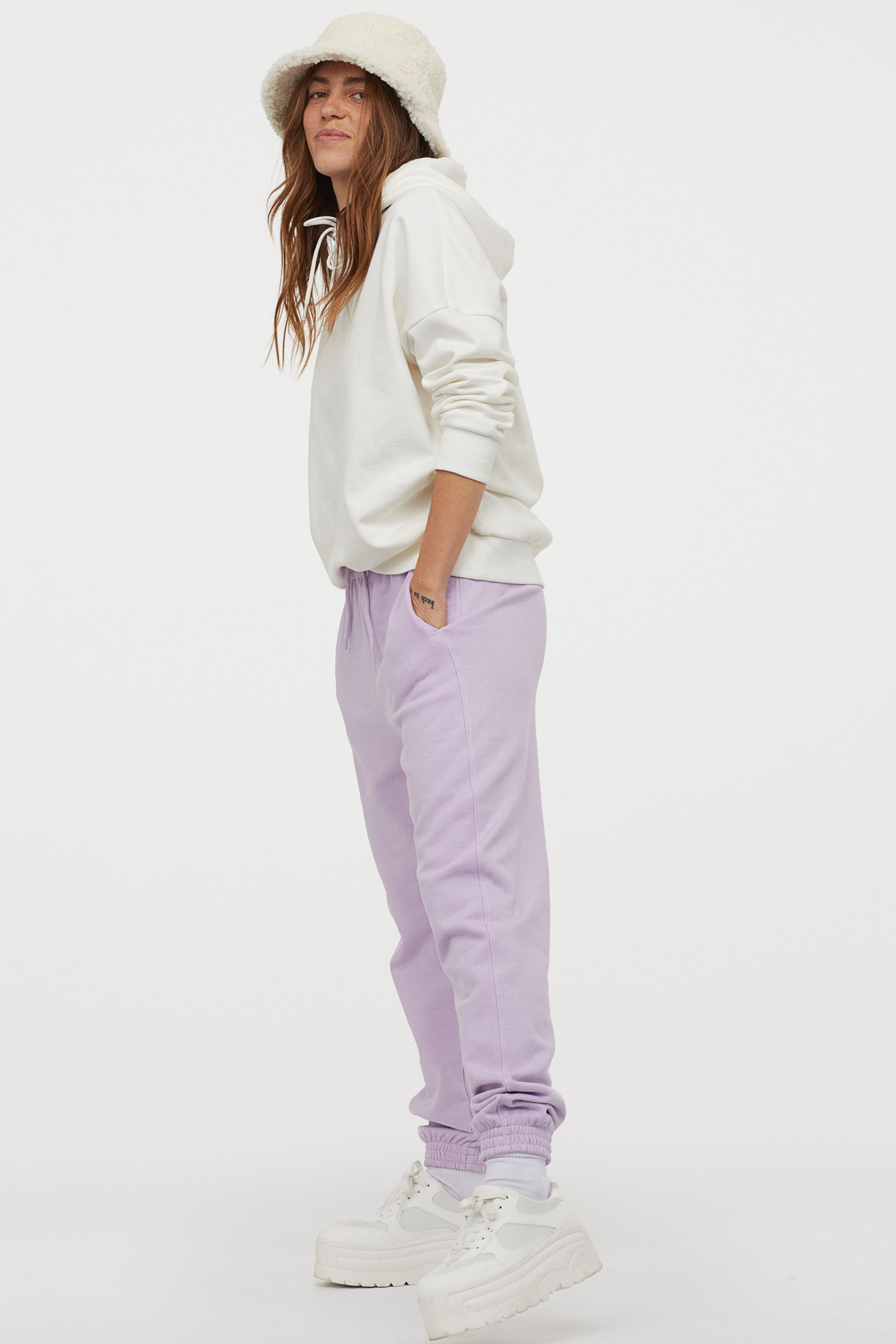 Y si no quieres perder ni un ápice de las tendencias que vienen esta primavera, hazte con estos joggers en lila de H&M. (19,99 euros).