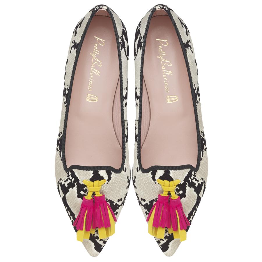 La sofisticación hecha bailarina llega con estas de Pretty Ballerinas, en animal print con un detalle de pompones de colores en el empeine y punta afinada que alarga la pierna (179 euros).