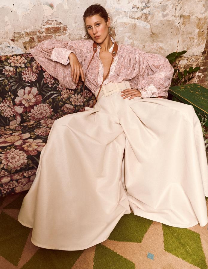 Blusa de Spotmax, pantalones de Carolina Herrera New York y pendientes de Aristocrazy.