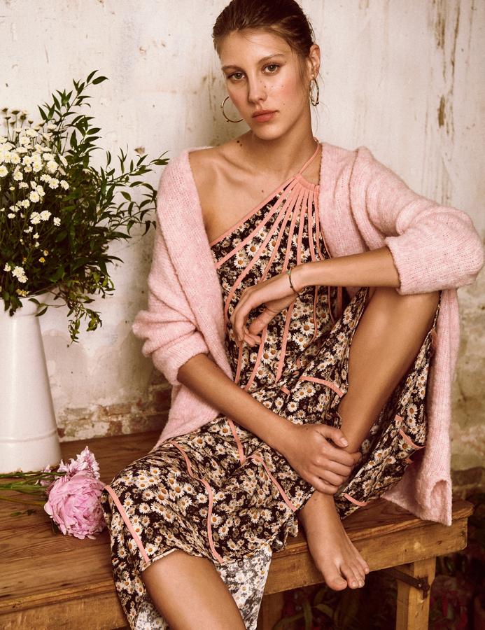 Vestido de Stella McCartney, rebeca de American Vintage y pulsera y pendientes de Tous.