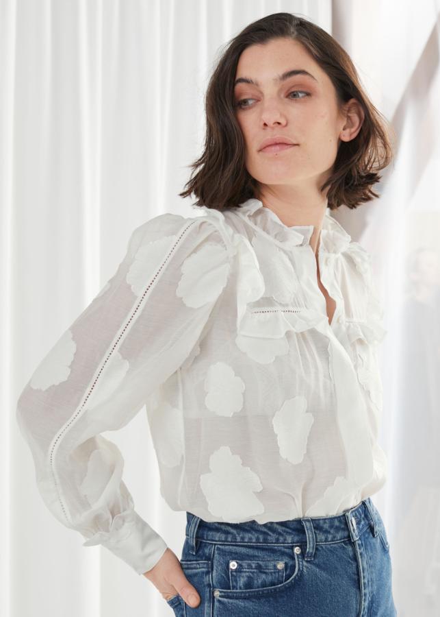 De algodón con detalles troquelados y pequeños volantes, de & Other Stories (79 euros).