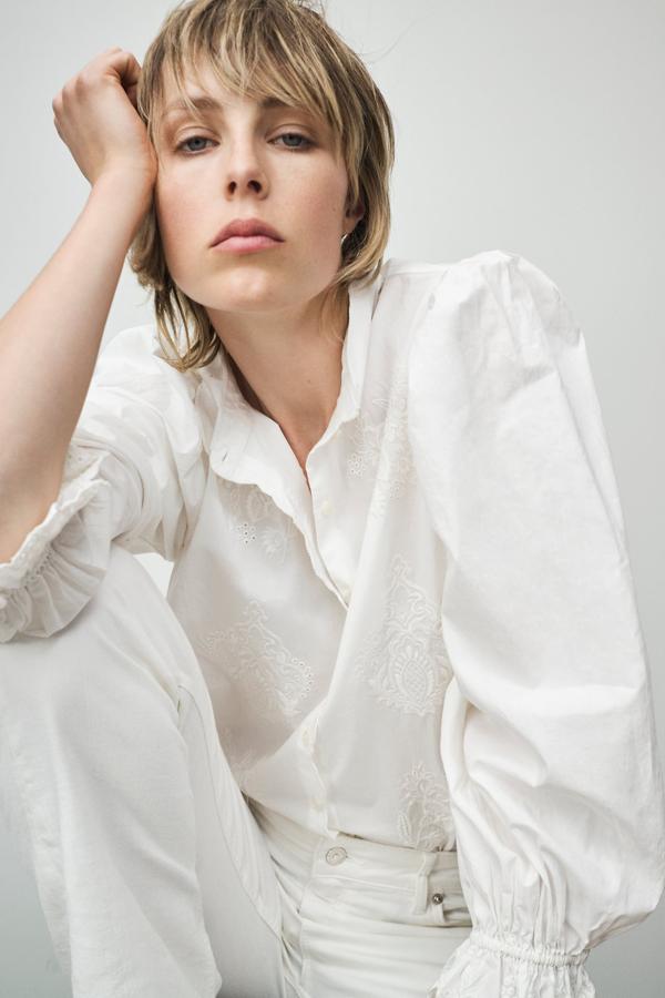 Con gomas en las mangas y bordados barrocos, de Zara (29,95 euros).