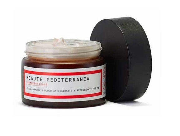 Revolucionó el mercado beauty a su llegada y se convirtió en uno de los cosméticos más vendidos de Mercadona. Su extracto natural Dragon’s Blood contiene altas propiedades antioxidantes y regenerativas. Es de la firma Beauté Mediterranea y cuesta menos de 10 euros.