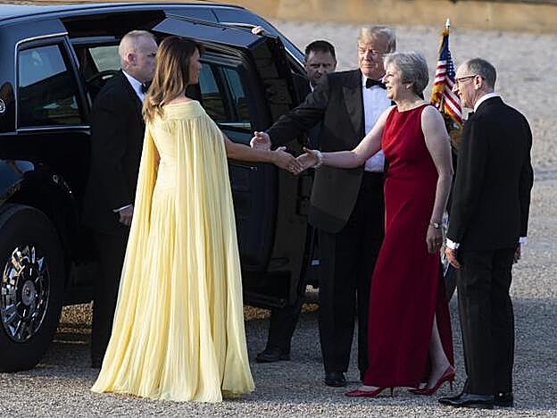 Melania Trump con un vestido amarillo vaporoso y con capa de J Mendel.