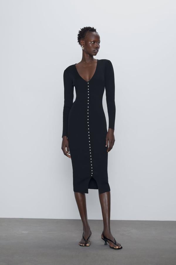 De los más elegantes. Los vestidos de punto también valen para un lok de noche y este de Zara con botones de perlas es un buen ejemplo. Cuesta 29,95 euros.
