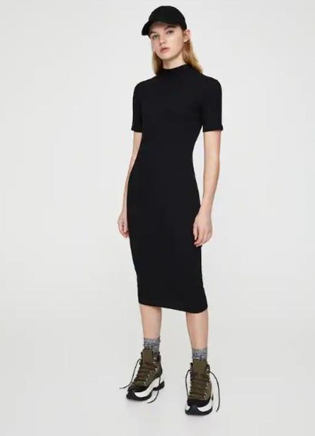 Para las que prefeiren un estilo más sport, Pull&Bear tiene este midi ajustado de canalé en color negro por 9,99 euros.