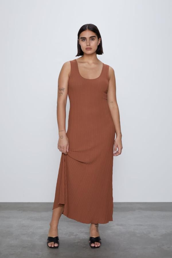 Zara también tiene modelos largos para las que se les resiste el midi. Este en color teja de tirante ancho cuesta 29,95 euros y es ideal.