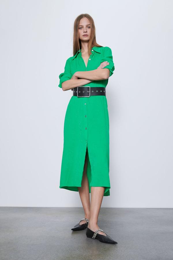 Vestido camisero en color verde con botones de Zara, (39,95 euros).