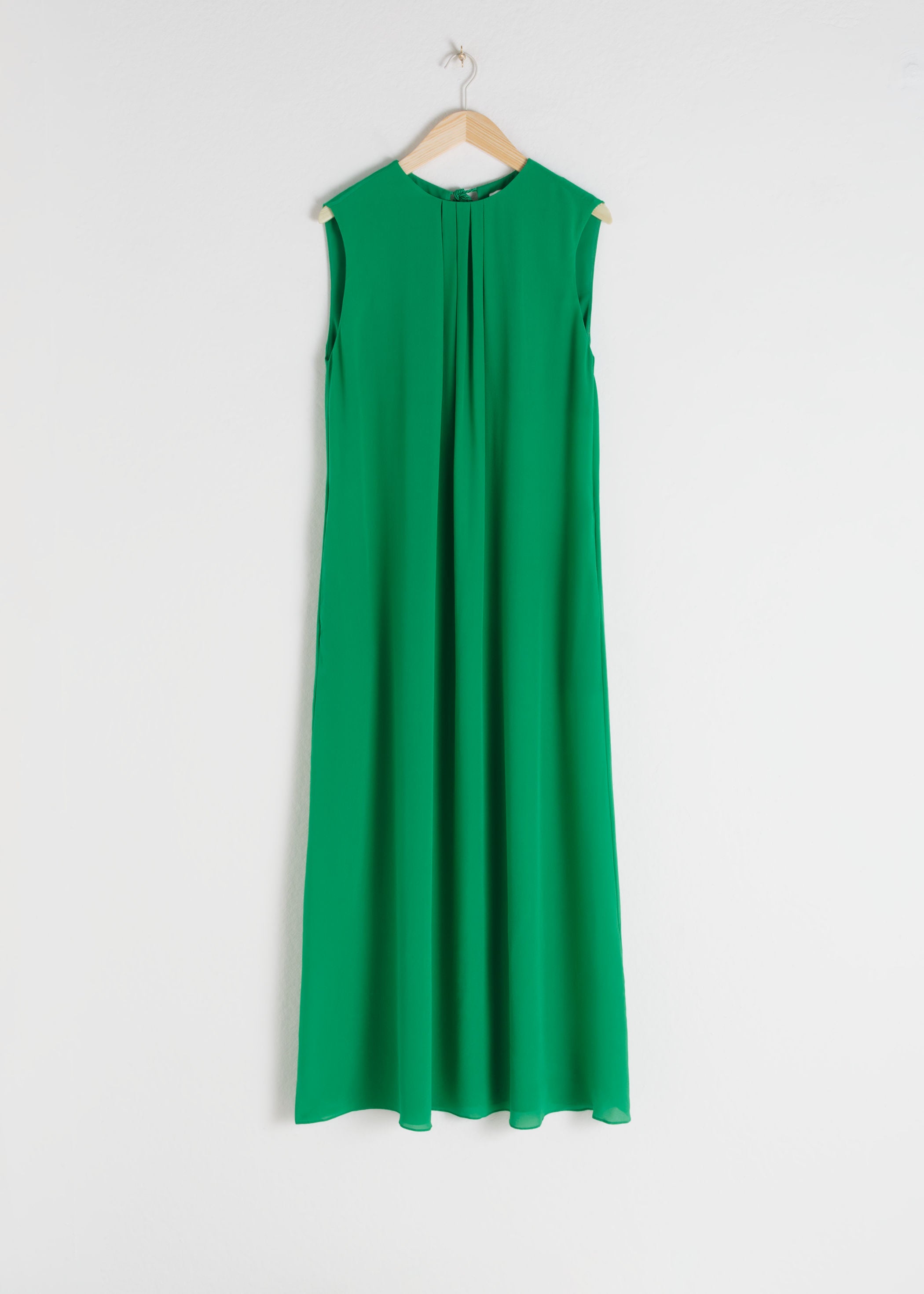 Vestido verde con escote caja de & Other Stories, (149 euros).