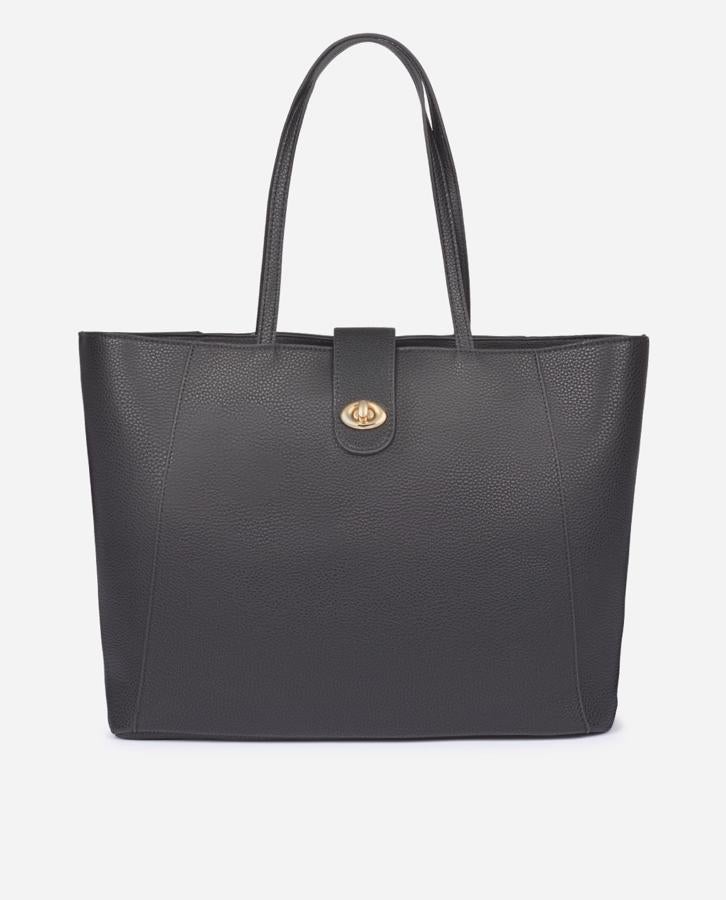 También hay sitio para los complementos en esta colección perfecta para contar con lo imprescindible en nuestro armario. Un bolso negro, grande y cómodo sin duda es una de esas "cosas de moda" que siempre vienen bien (9,99€).