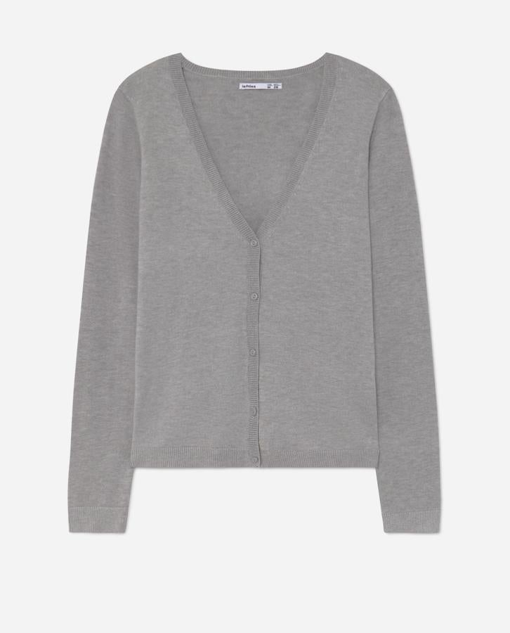 Por supuesto, estos esenciales también incluyen una rebeca pero con el cuello de pico. Perfecta para vestidos o para estilismos en los que queremos que la parte de abajo, ¡o incluso nuestra piel! Cobre más protagonismo (7,99€).